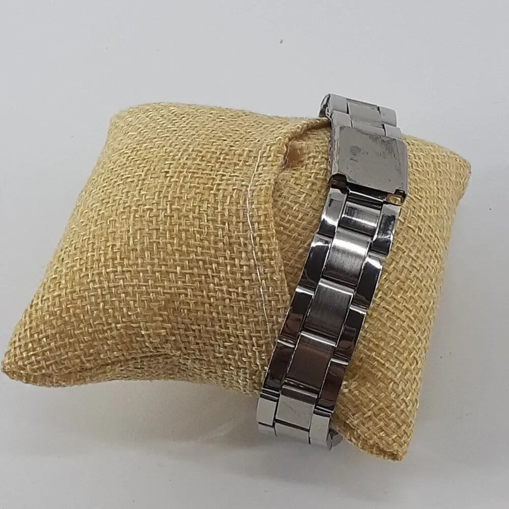 Women's Unbranded Wristwatch Silver Tone Analog Bracelet Style Band Career